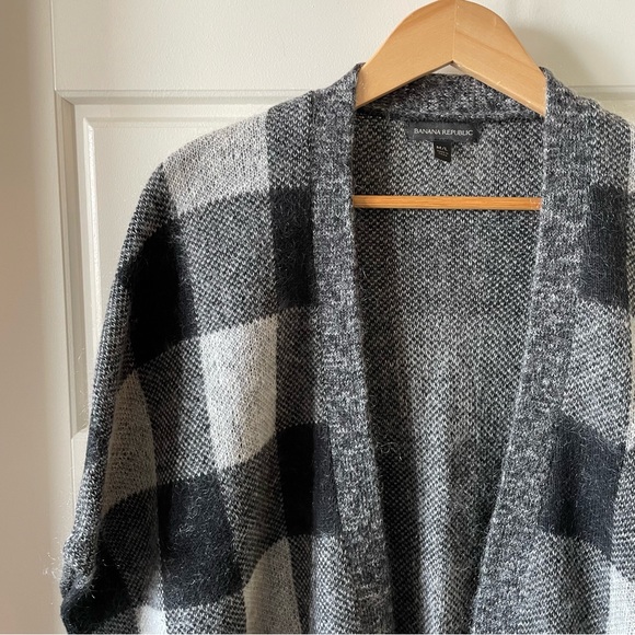 Banana Republic Fuzzy Buffalo Plaid Sweater Cape Size M/L - Picture 3 of 6